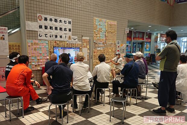 7月9日の棋聖戦は、駅前で地元住民らが観戦。
