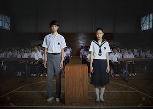  『ソロモンの偽証』●クリスマスの朝、校庭に転落死した男子生徒。警察は自殺と判断したが、目撃者を名乗る者から告発状が学校に届けられた―。〈前篇:事件〉全国ロードショー中〈後篇:裁判〉4月11日全国ロードショー (C)2015「ソロモンの偽証」製作委員会