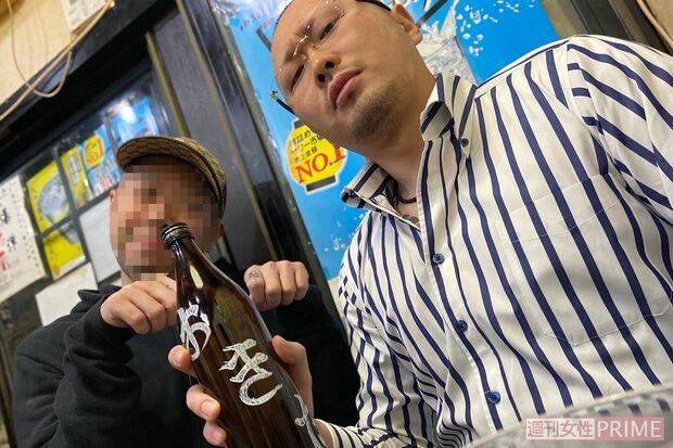 居酒屋でボトルを入れる山中組長（右、ユキさん提供）