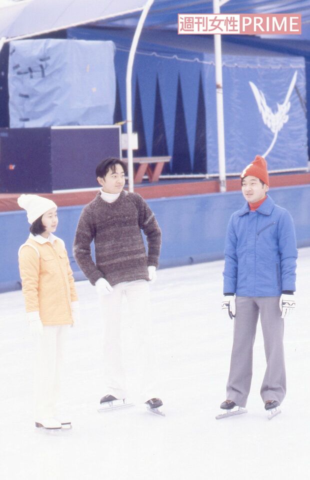 '81年2月、読売ランドのアイススケート場で滑られる浩宮さま（当時）と礼宮さま（当時）と紀宮さま（当時）。