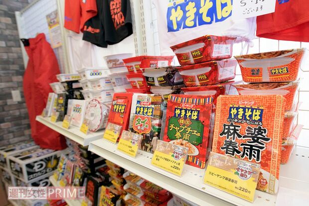 販売所に並ぶ10種類以上の“ペヤング”の中には、見たこともないレアな味も。飲食スペースも併設（お湯代別途料金）　撮影／渡邉智裕