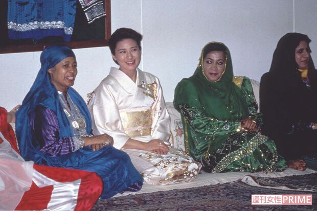 '94年11月、オマーンで婦人協会のレセプションの参加者と外国語でコミュニケーションをとられる雅子さま