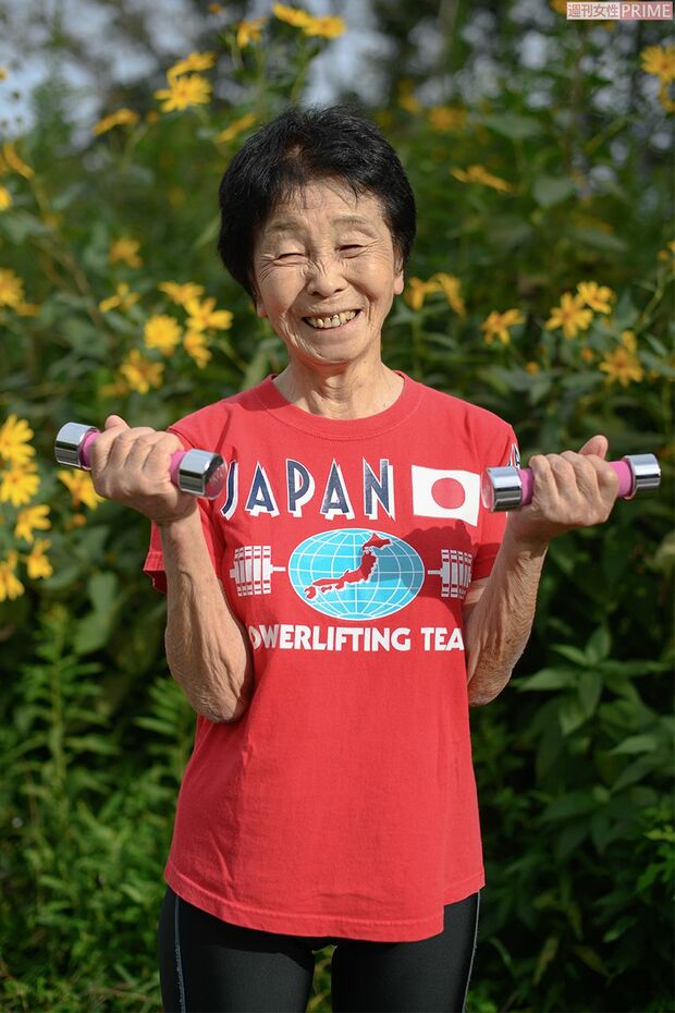 ダンベルや重りを入れたリュックを背負って1時間弱歩くことも。「車を使わずに足で歩くのはいいわよ。道に咲く小さな花や鳥に気づくと足を止めたりしてね。大地を踏みしめる幸せを感じるのよ」　撮影／渡邉智裕