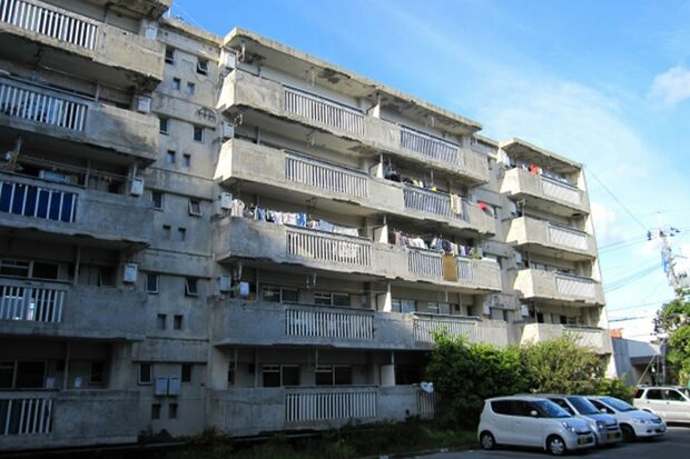 エレベーターのない団地など、階段を下りるのがおっくうになり、次第に孤立してしまうことも増えている（※写真はイメージです）