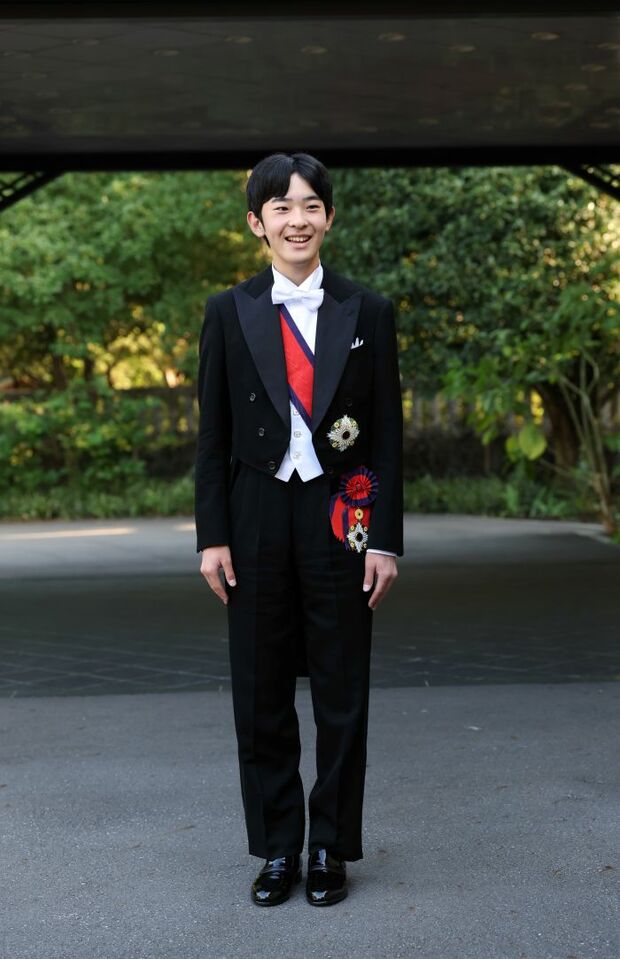 成年式の儀式を滞りなく終えられ、お住まいに戻られた悠仁さま。安堵の面持ちで報道陣の質問に答えられた