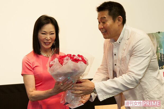 イベントに母・藤田紀子と登場した花田虎上（14年）