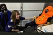 コスプレ男性の棒状の装飾品を触って笑うたぬかな