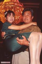 常にサービス精神旺盛！元祖巨乳アイドル、かとうれいこを取材で“お姫様だっこ”（1991年7月）