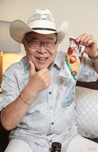 ファミリーマートとのコラボ商品には吉田さんの顔がプリントされている（撮影／近藤陽介）