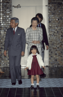 佳子さまが生まれた日、宮内庁病院に紀子さまを見舞った上皇ご夫妻と子さんたち（1994年12月29日）
