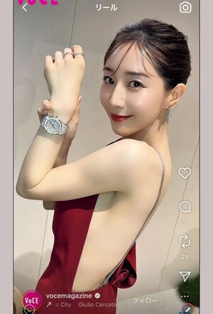 背中が大きく開いたドレスを着ている田中みな実（vocemagazine公式インスタグラムより）