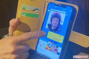 ジェスと名乗る詐欺犯とのトーク履歴を見せてくれる陽子さん(仮名)。写真に写っているイケメンは勝手に写真を使用されている可能性が高い