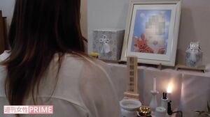 遺影にはぬいぐるみを抱えた娘の愛くるしい笑顔が