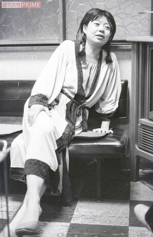 30歳で娘・也哉子が誕生。出産2日後に、取材に応じる希林さん。相手の気持ちに入り込むのが面倒で「娘に“どれがいい?”って先に選ばせるなんてこと絶対にしない」と独自の育児スタイルを語ったことも 撮影/週刊女性写真班