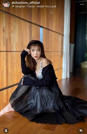 シャツをはだけさせて下着を露出したようなショットなど、“グラビア時代”を彷彿とさせるようなオフショットを公開したほしのあき（本人のインスタグラムより）