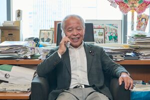鈴木宗男氏の通話は1日50件以上。ハリのある声が響く。「直接話したほうが早いですからね」（提供・共同通信）