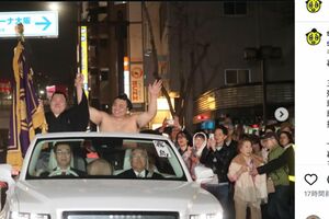 異例の締め込みのまま優勝パレードに参加した、26年春場所優勝の霧島(音羽山部屋)