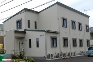 拒絶されているグループホーム。窓はブラックミラーのため、中の様子をうかがうことはできない