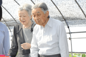 '18年8月、北海道の竹内農園にて花豆の説明を受けられる上皇ご夫妻