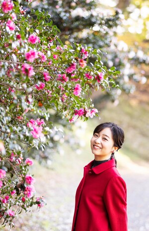 30歳の誕生日にあたり公開された写真では赤いコートが目を引く（宮内庁撮影）