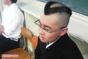 おかしな髪型をする鳥山裕哉容疑者（SNSより）