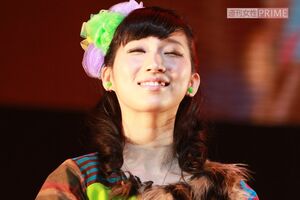 BiS解散ライブでのファーストサマーウイカ。やはりピアスではなくイヤーアクセだった（2014年）