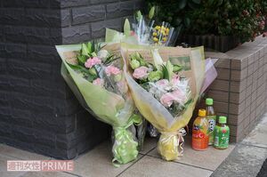 事件現場付近に供えられた花束