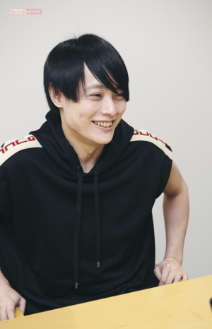 時折、笑顔を見せることも