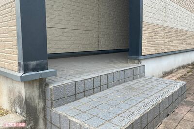 犯行のあった容疑者宅は単身世帯の多いアパート。住民によると「（容疑者は）スタイルがよくて、どう見ても30代くらいにしか見えなかった」という