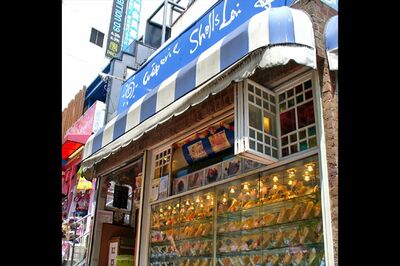 吉岡さんが渋谷・スペイン坂で始めたクレープ店。オープン当初から行列が絶えなかった　写真提供／写真ナビ