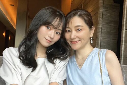 奥原京子さん(右)と奥原ゆきのさん(左)