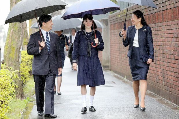 高校の入学式は雨模様だったが、“激やせ”も改善し、快活でいらした愛子さま（4月8日）