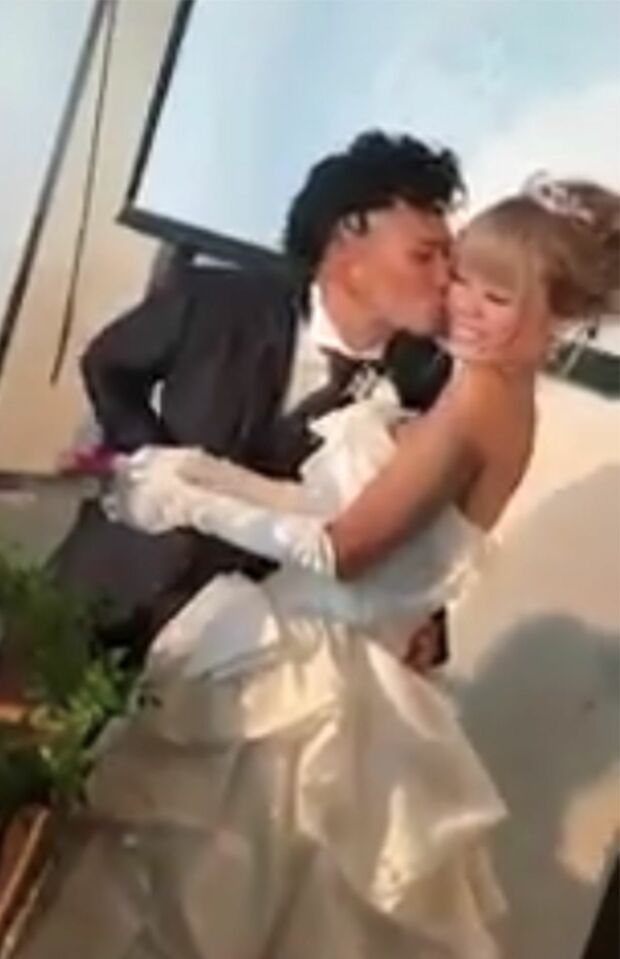 結婚式で初音さんにキスする伊藤裕樹容疑者（SNSより）