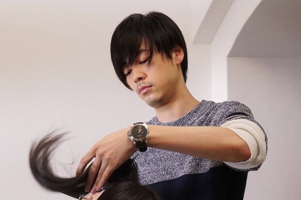 『人は見た目が100パーセント』より。カリスマ美容師を演じる成田凌はほんとに美容師免許を持っている！　(c)フジテレビ