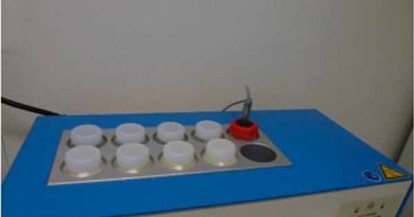  昭和大学江東豊洲病院の母乳バンクは衛生管理を徹底。提供者は検査に合格した母親に限り、細菌検査や成分基準をクリアした母乳だけを零下62・5度で低温殺菌。零下70度で冷凍保存する。保存は3か月まで。通院者に無料提供し、解凍後24時間以内に利用する