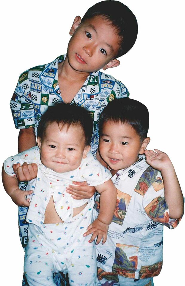 小学生時代の菅田将暉（写真上）と弟たち。面倒見の良さがうかがえる