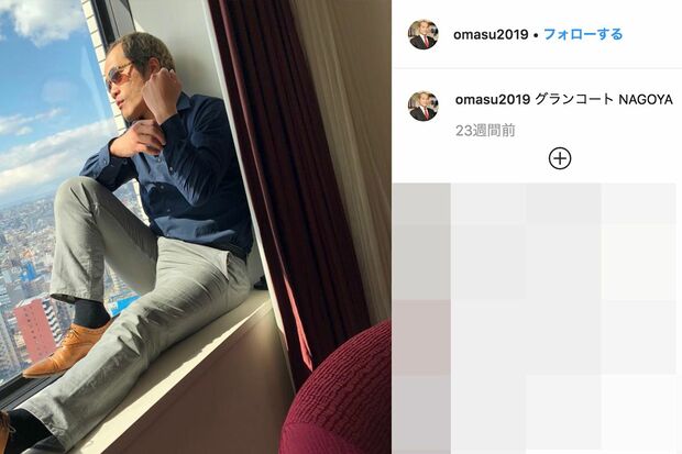 なんらかのポーズをとる宮崎容疑者（本人のSNSより）