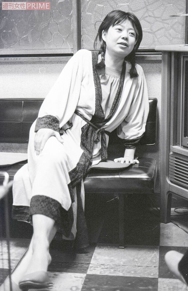 30歳で娘・也哉子が誕生。出産2日後に、取材に応じる希林さん。相手の気持ちに入り込むのが面倒で「娘に“どれがいい？”って先に選ばせるなんてこと絶対にしない」と独自の育児スタイルを語ったことも　撮影／週刊女性写真班