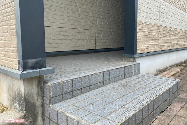 犯行のあった容疑者宅は単身世帯の多いアパート。住民によると「（容疑者は）スタイルがよくて、どう見ても30代くらいにしか見えなかった」という