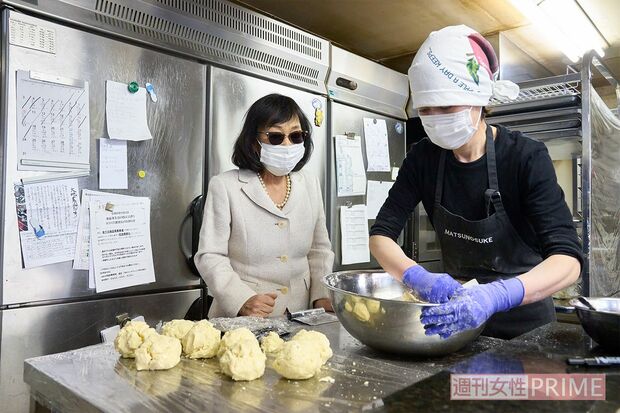 代官山の店舗で仕込みをしていたスタッフを労う声かけも欠かさない平野さん　撮影／伊藤和幸