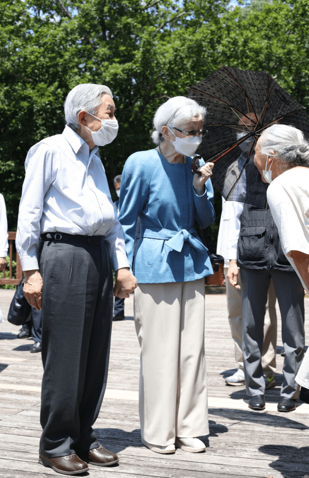 『那須平成の森』を訪問された上皇ご夫妻。お声がけされた女性は感涙していたという（7月25日）