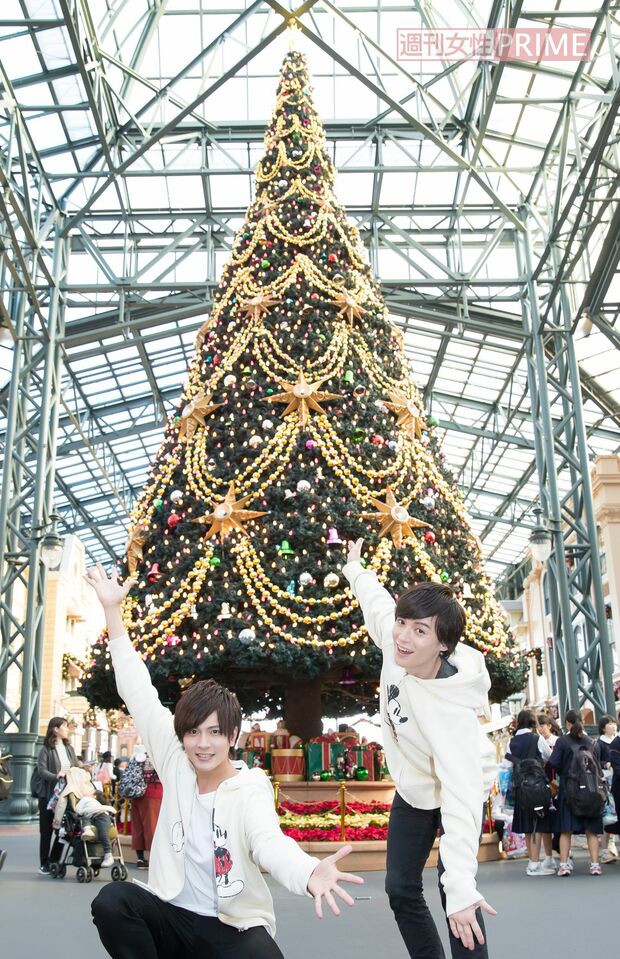 ワールドバザールには高さ15mのツリーが。少し離れた位置から、見上げて撮ると◎。「夜にライトアップされてからがさらにおすすめ！」（財木）　撮影／廣瀬靖士　(c)Disney