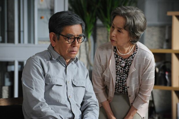 入居者からさまざまな相談をされる菊村（石坂）。ドラマ『やすらぎの郷』　(c)テレビ朝日