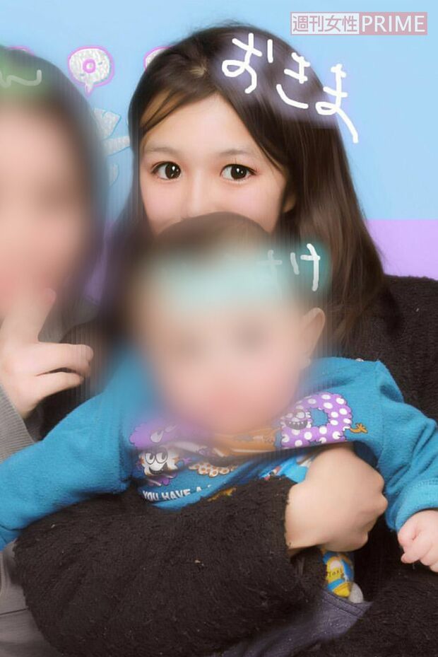 友人と長男（下）と一緒にポーズをとる容疑者　