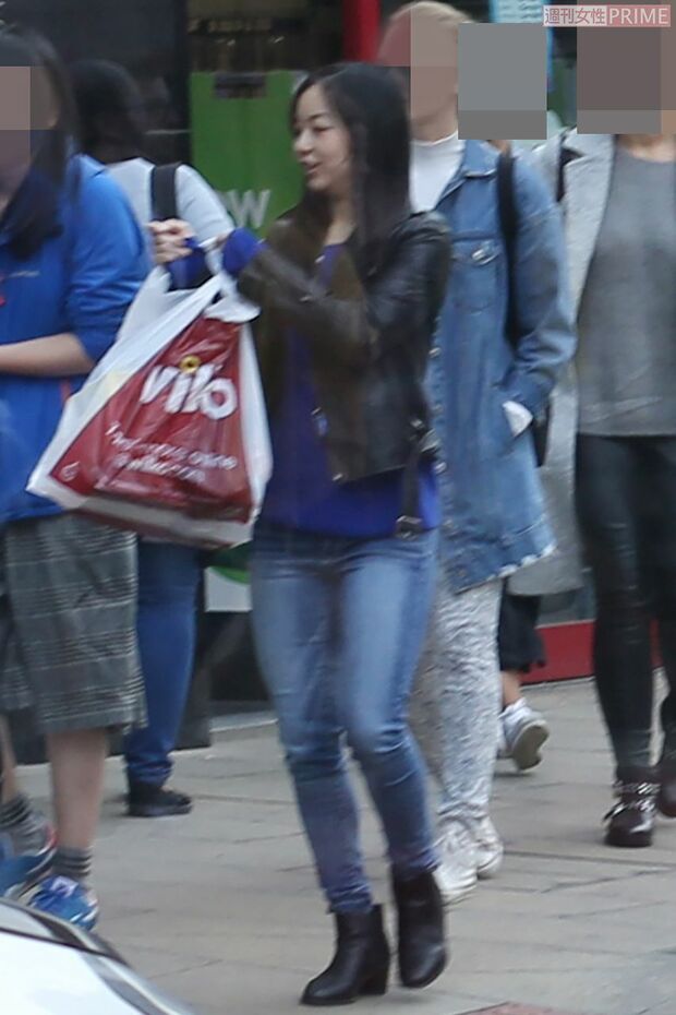 リーズにある生活用品店でご友人とお買い物をされる佳子さま