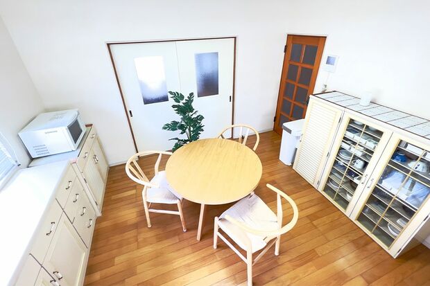 嫁入り道具のひとつで背の高かった食器棚の上段部分はダイニングに(写真右)。器の数も減らしたが、以前は取り出しにくかった食器もラクに出せるようになった