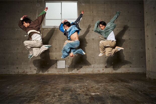 新体操で培ったアクロバット技術を活かしたシンクロパフォーマンスが特長の佐藤三兄弟