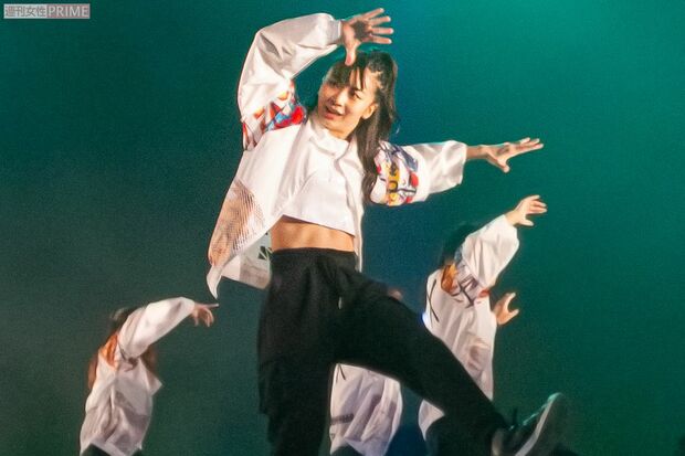 白地にカラフルな模様のブルゾンから、引き締まった腹筋がのぞく衣装で踊る佳子さま