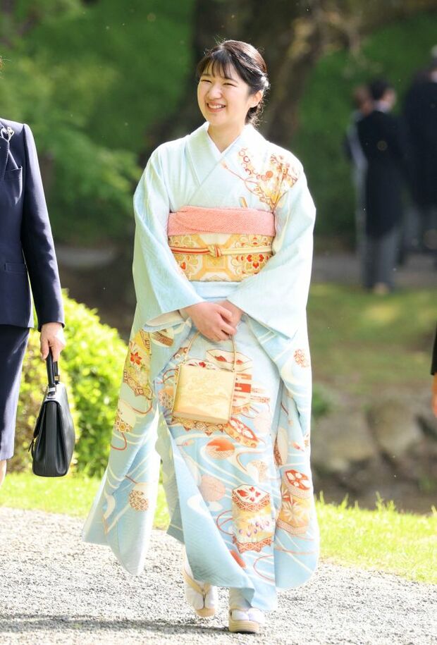 2025年4月、春の園遊会では青空を映したような水色に大柄な貝桶文様が映える着物をご着用