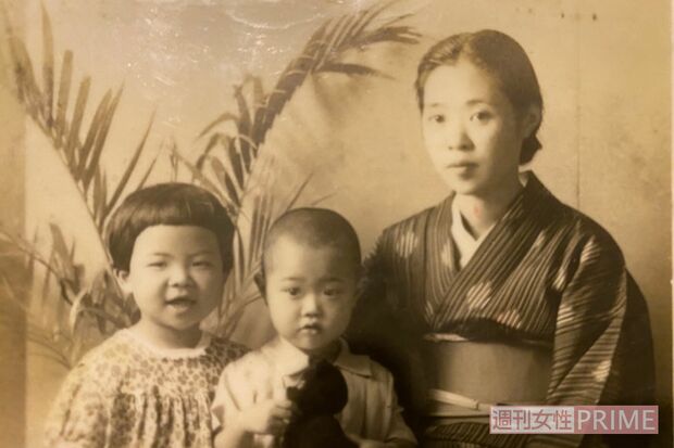 母と弟との家族写真。左が冨永さん。母も生粋の商売人だったという